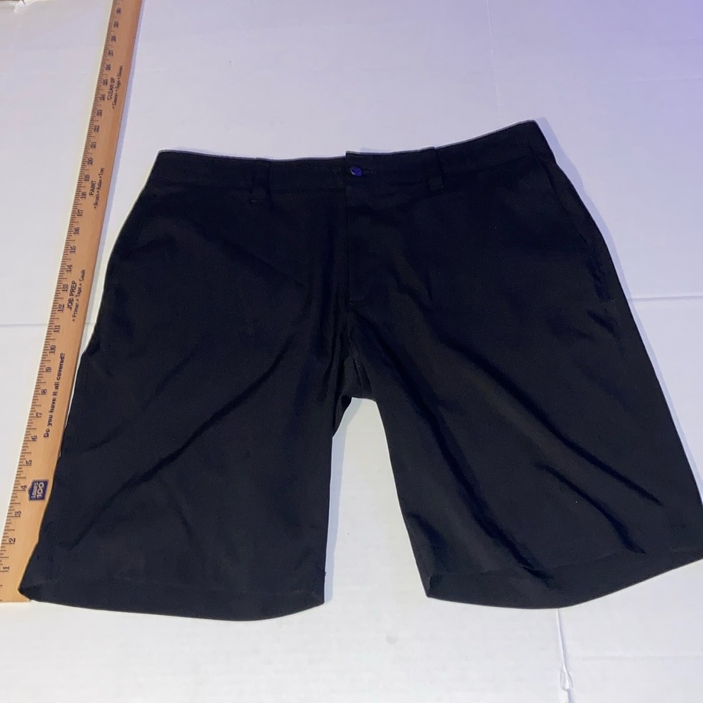 Callaway black Bermuda golf shorts. Mens 34 flat front.